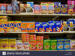 breakfast-cereal-on-display-in-a-grocery-store-bgf3jx